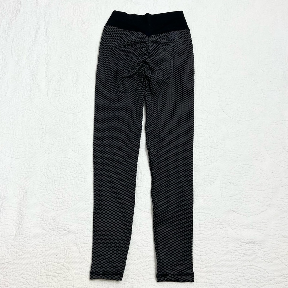 High-Rise Textured Scrunch Butt Leggings NWOT - Picture 3 of 6